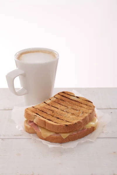 Свежий сэндвич и кофе — стоковое фото
