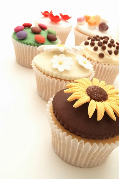 Färgglada dekorerade cupcakes — Stockfoto