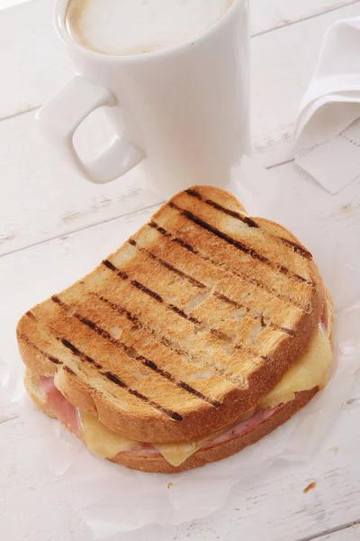 Sanduíche fresco e café — Fotografia de Stock