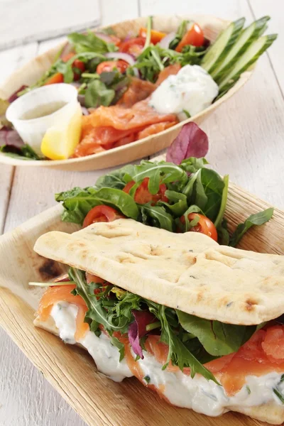 Gerookte zalm salade flatbread — Stockfoto