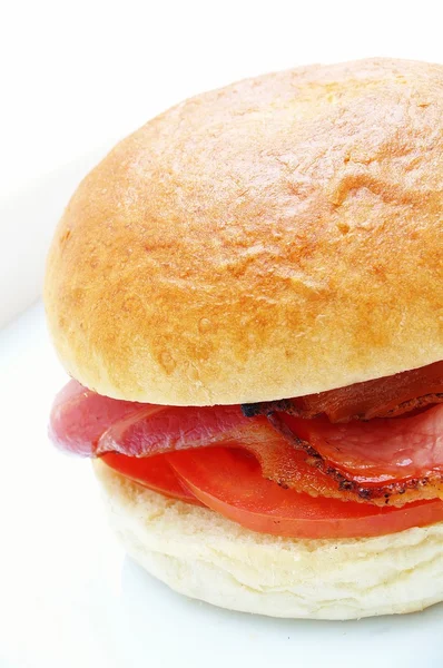 Szalonna és paradicsom sandwich roll — Stock Fotó