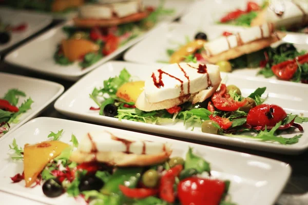 Salat in weißen Tellern zubereiten — Stockfoto