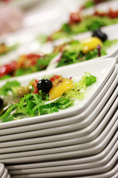 Preparação de salada em pratos brancos — Fotografia de Stock