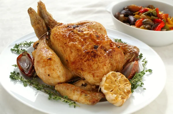 Pollo asado en plato blanco — Foto de Stock