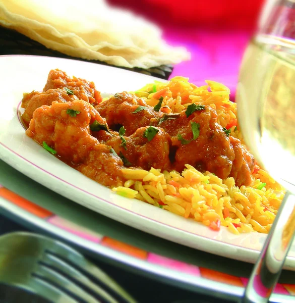 Curry jalfrezi indiano com arroz pilau — Fotografia de Stock