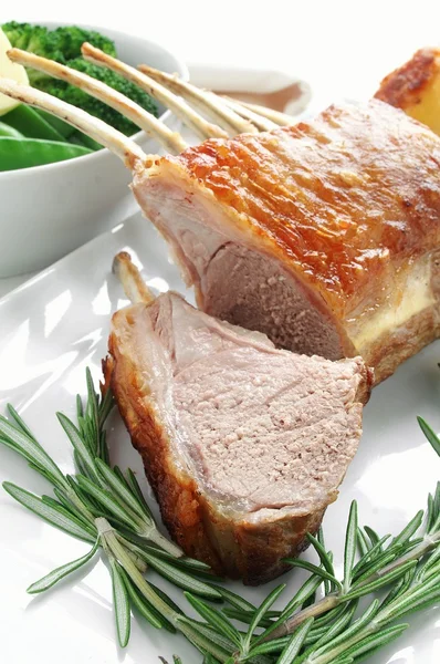 Rack of lamb with green vegetables — Stock Photo, Image