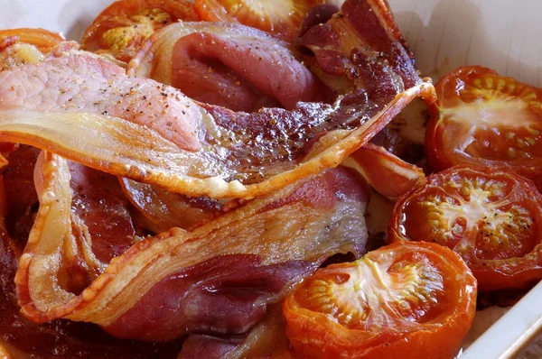 Cooked bacon and tomatoes — Stock Photo, Image