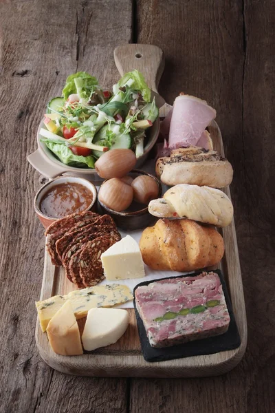Tradiční ploughmans oběd talíř — Stock fotografie