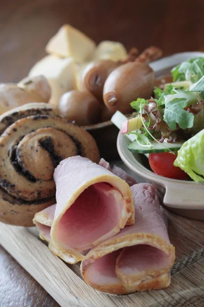 Traditional ploughmans lunch platter — Stock Photo, Image