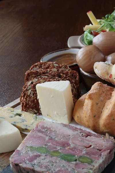 Traditional ploughmans lunch platter — Stock Photo, Image