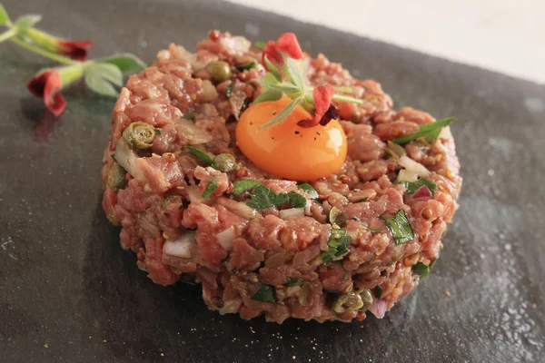 Świeży stek tartare — Zdjęcie stockowe