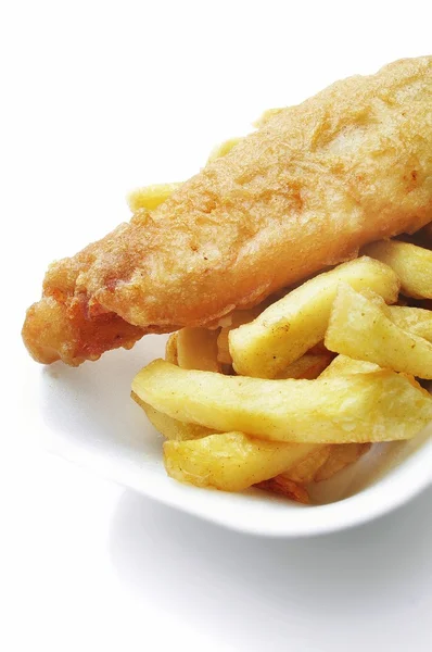 Fish and chips op wit bord — Stockfoto