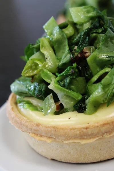 Braised cabbage and cheese tartlet — Stock Photo, Image