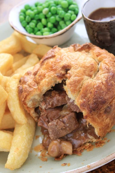 Steak and mushroom pie with chips and peas — Stock Photo, Image