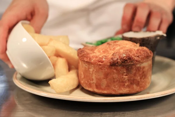 Bife e torta de cogumelos com batatas fritas e ervilhas — Fotografia de Stock