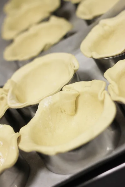 Bäcker backt Kuchen — Stockfoto