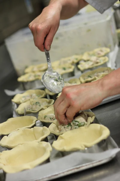 Baker, dělat koláče — Stock fotografie