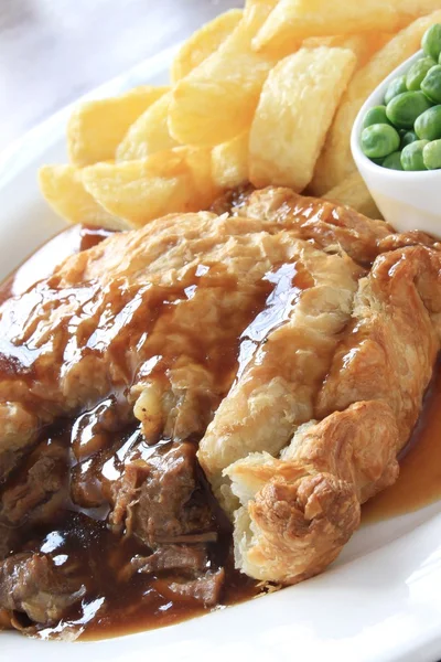 Traditional beef steak pie with chips and peas — Stock Photo, Image