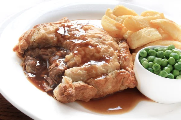 Traditional beef steak pie with chips and peas — Stock Photo, Image