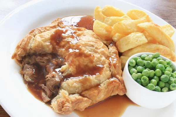 Traditional beef steak pie with chips and peas — Stock Photo, Image