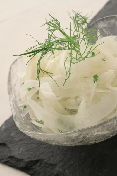 Eingelegte Kohlrabi im Teller — Stockfoto