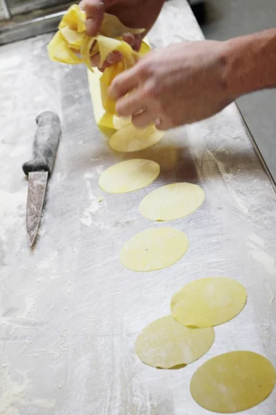 Koch macht frische Pasta — Stockfoto