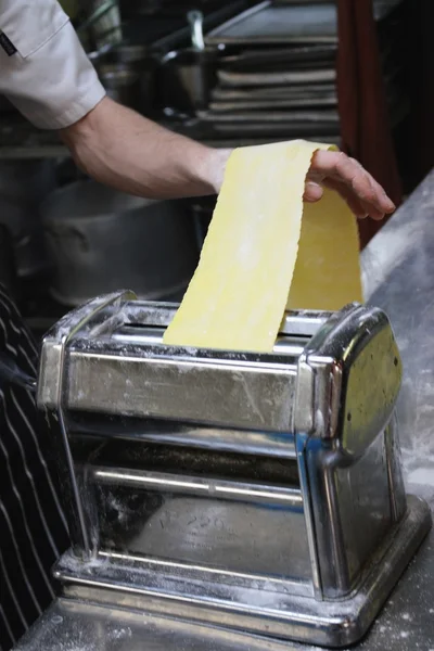 Kocken skär pasta former — Stockfoto