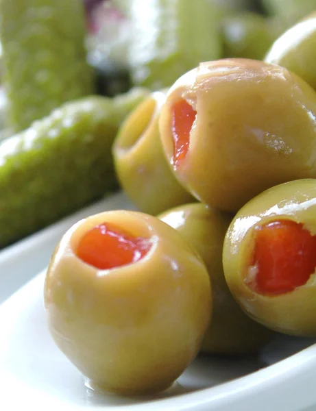 Aceitunas frescas en plato —  Fotos de Stock