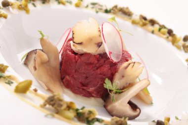 biftek yemek beyaz plaka üzerinde