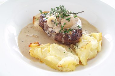 biftek yemek beyaz plaka üzerinde