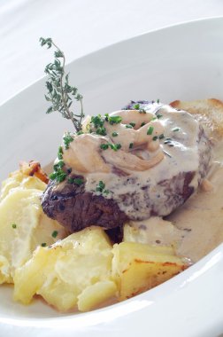 biftek yemek beyaz plaka üzerinde