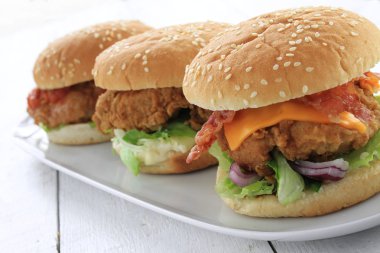 Beyaz tabakta tavuk Burger