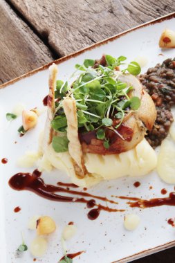 doldurulmuş göbek domuz haddelenmiş