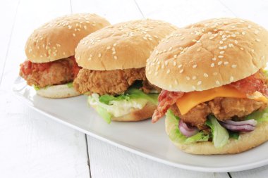 Beyaz tabakta tavuk Burger