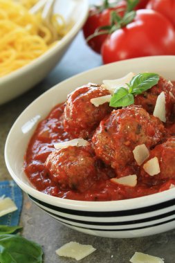 Domates soslu köfte.