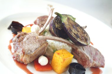 kaplama kuzu yemek yemek