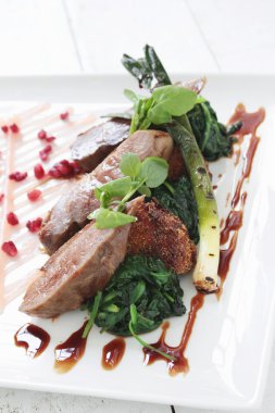 Kızarmış ördek göğsü polenta ve ıspanak ile