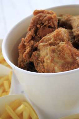 kızarmış tavuk ve patates kızartması