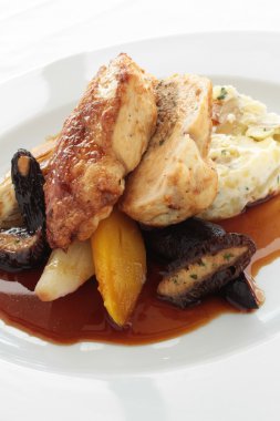 Tavuk yemeği plaka üzerinde