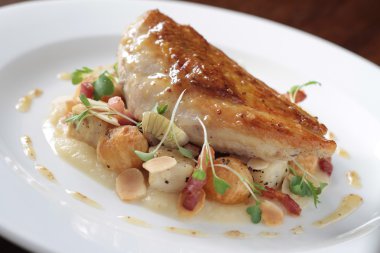 Tavuk yemeği plaka üzerinde