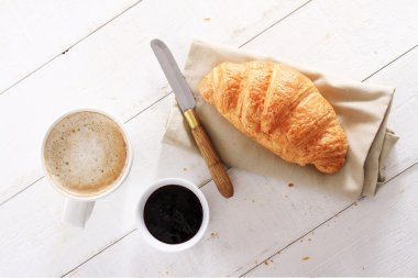 kahve ile taze pişmiş kruvasan