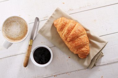 kahve ile taze pişmiş kruvasan