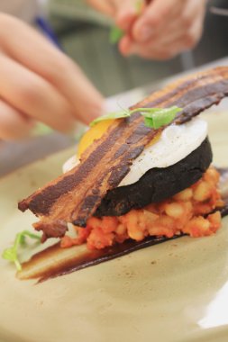 Pastırmalı yumurta siyah puding