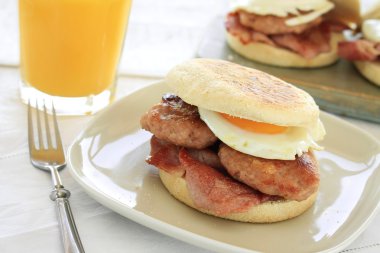 Kahvaltı muffin beyaz plaka üzerinde