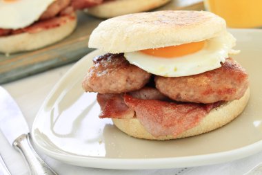 Kahvaltı muffin beyaz plaka üzerinde