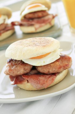 Kahvaltı muffin beyaz plaka üzerinde