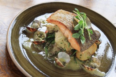 som balığı spagetti yemek