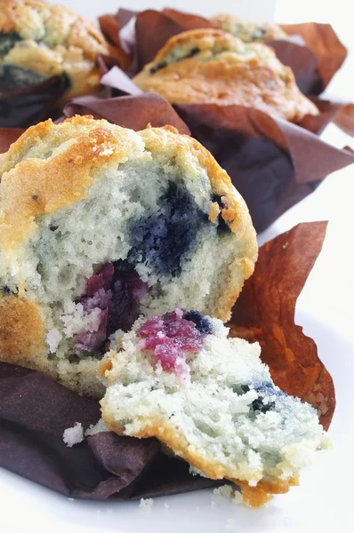 Muffin ai mirtilli su sfondo bianco — Foto Stock