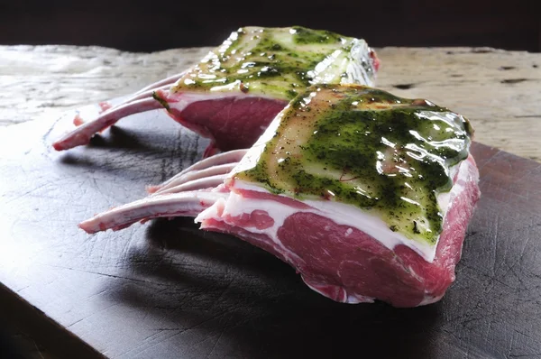 Rack de cordeiro britânico com molho de hortelã — Fotografia de Stock