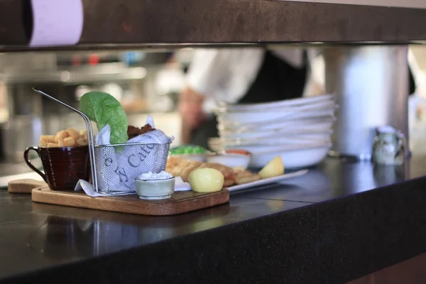 Előkészített hús és a hamburger étkezés — Stock Fotó